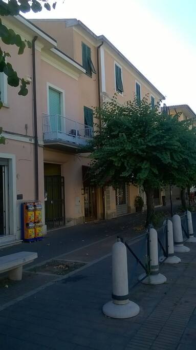 Esterno della casa, il terrazzino è quello della cucina