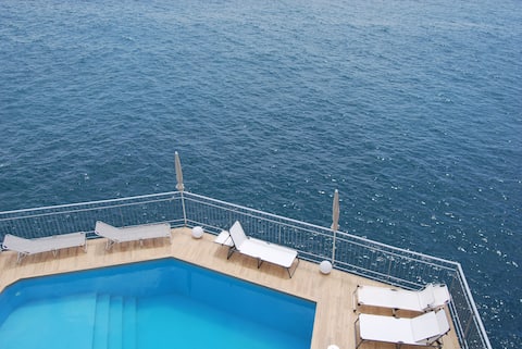Villa Elizabeth: seawater swimming pool and sea