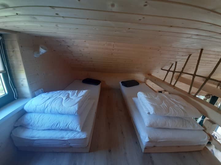 ระเบียงหน้าบ้านแบบเปิดโล่งพร้อมเตียง 2 เตียง (80 ซม.)