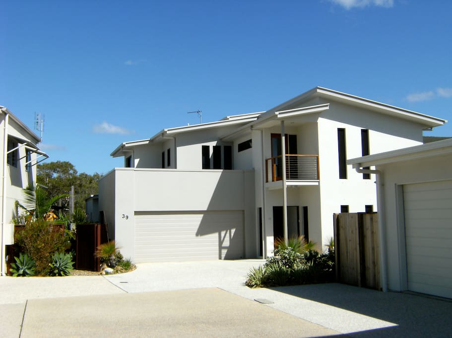 Luxurious, modern Beach House with Free parking & easy access