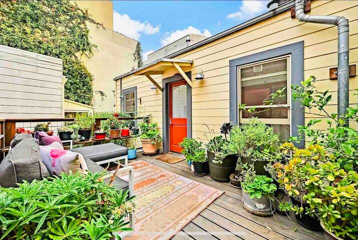 Gorgeous 2 bed 2 bath cottage (year lease)