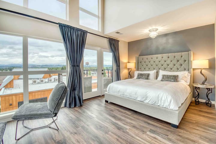 Glavni apartman, bračni krevet (širine 180 - 200 cm) s potpuno organskim madracem marke Latex i organskom posteljinom.  