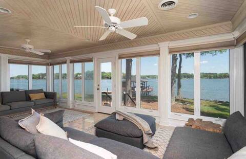 Waterfront 2 bedroom Cozy lake home.