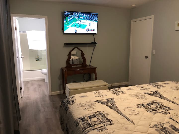 חדר שינה ראשי עם חדר רחצה ושירותים צמוד