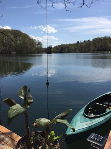 Goose Landing Cottage by the lake with "Hot Tub"