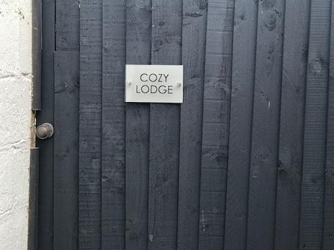 Cozy lodge with private garden & table/chairs/bbq