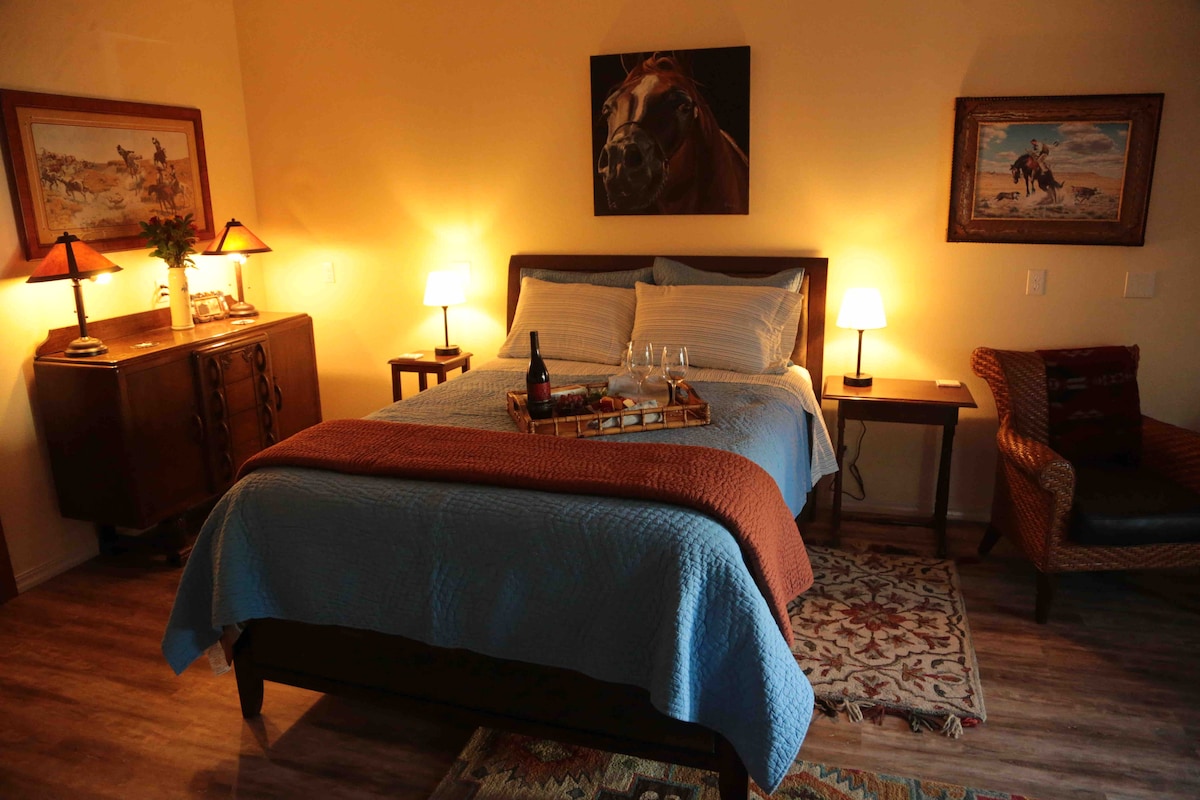 Dyshek super i rehatshëm me jastëk me çarçafë të hollë pambuku.