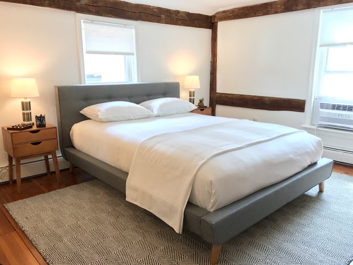 主卧配有阅读角、全身镜和两个衣柜。 