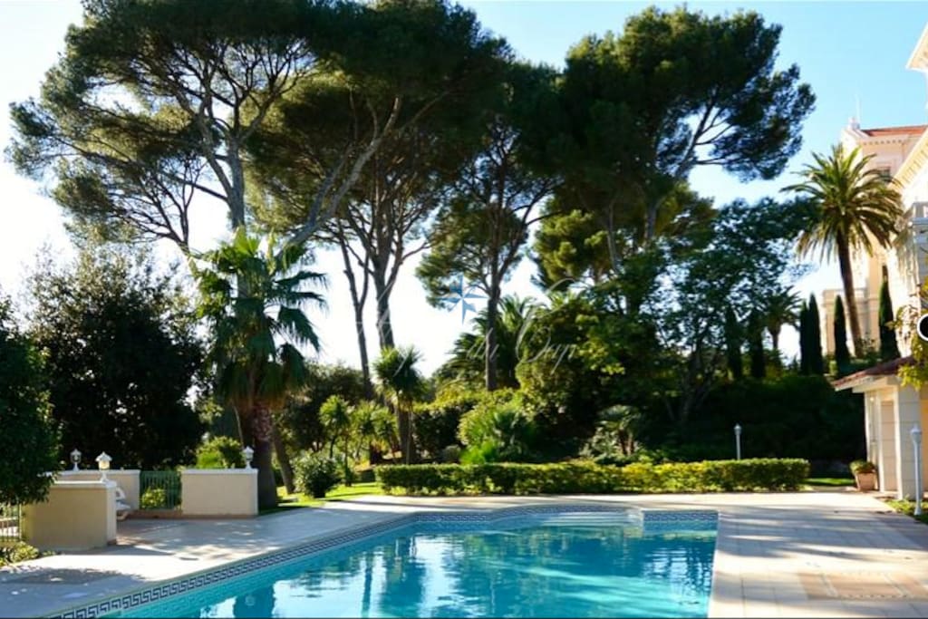 Espace piscine avec parc de 7900 m²