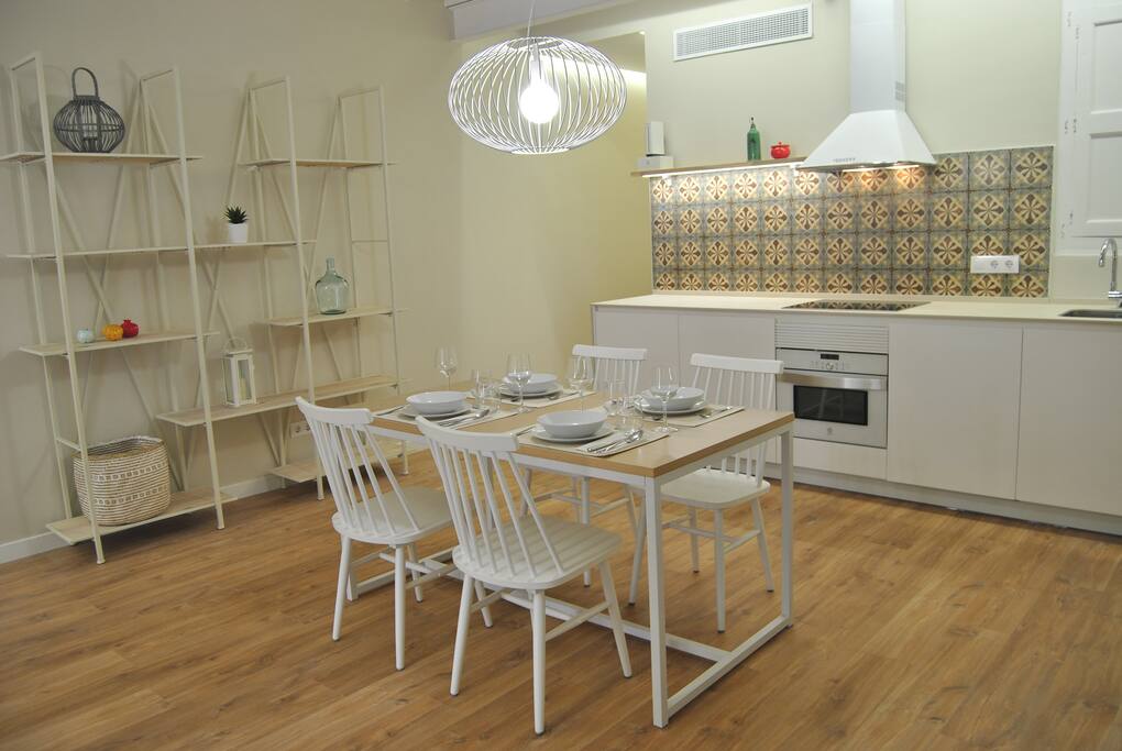 Comedor para 4 comensales con menaje completo de mesa y servicio.
