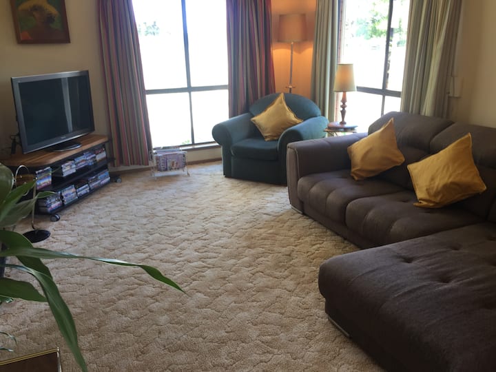 Riolama - Retro, Light Filled Cosy Family Home - Portarlington