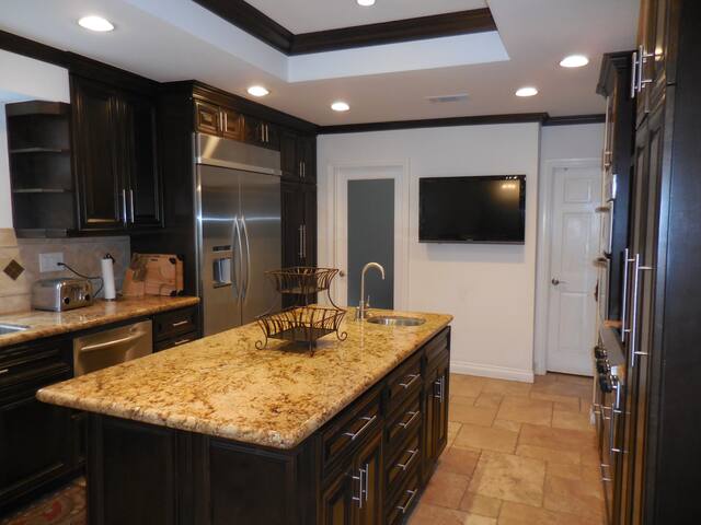 Albers Estate-Lavish SaltWater Pool gallery image 4