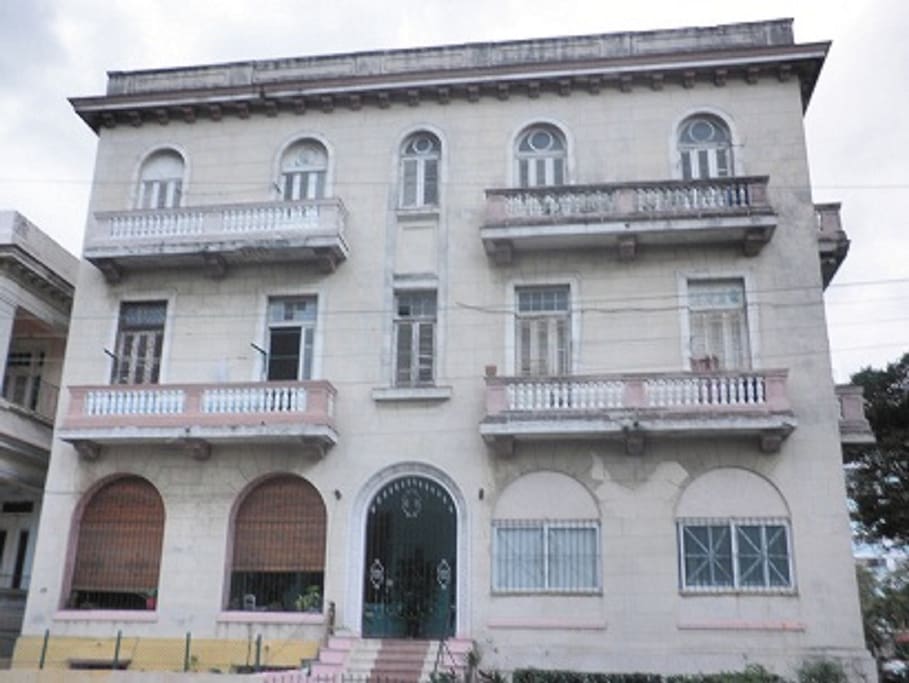 Edificio señorial de 1938 ubicado a unos metros del malecón