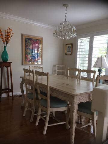 Short walk to beach – beautiful spacious townhouse gallery image 2