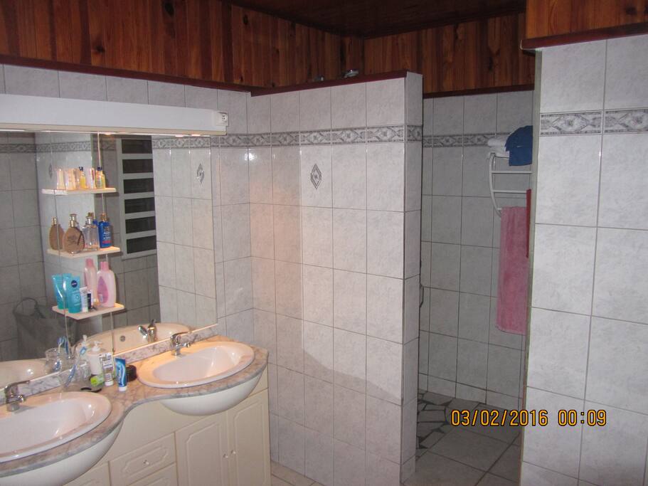 Large salle de bain