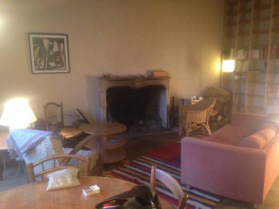 canapé devant la cheminée