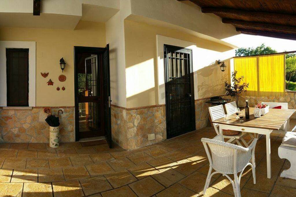 onder onze patio kan je heerlijkzitten en als je wilt wat eten.
