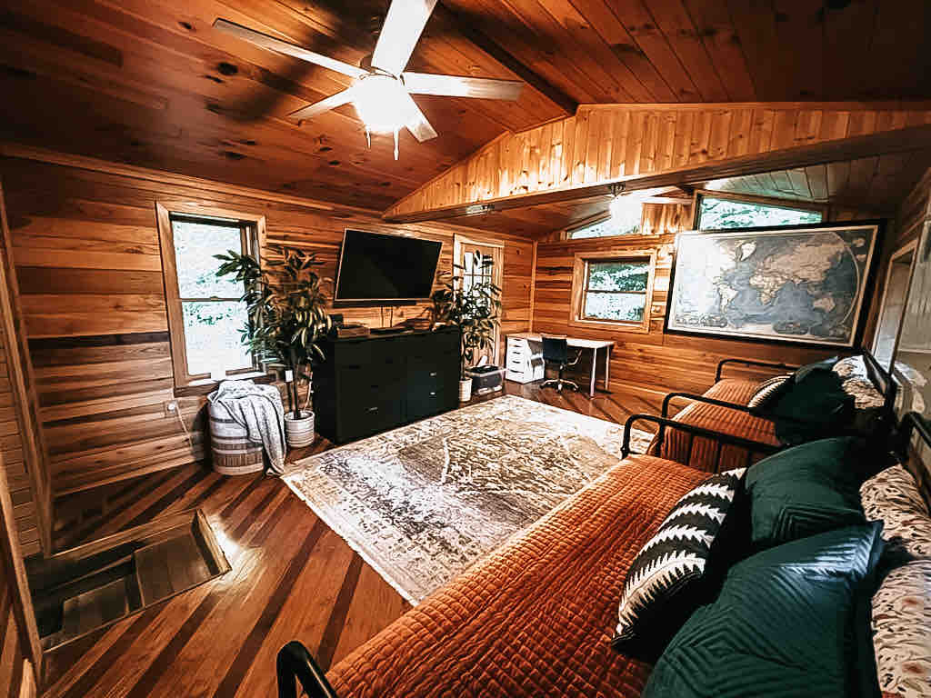 Soba na kat i bonus prostor. 
2 kreveta na rasklapanje u prostoru = 4 kreveta za 1 osobu.
Ova soba je u prizemlju.