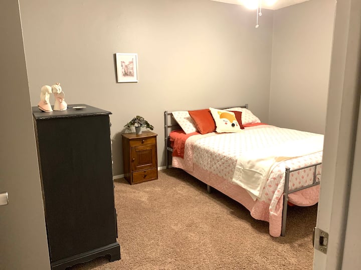 标准双人床和箱子。 