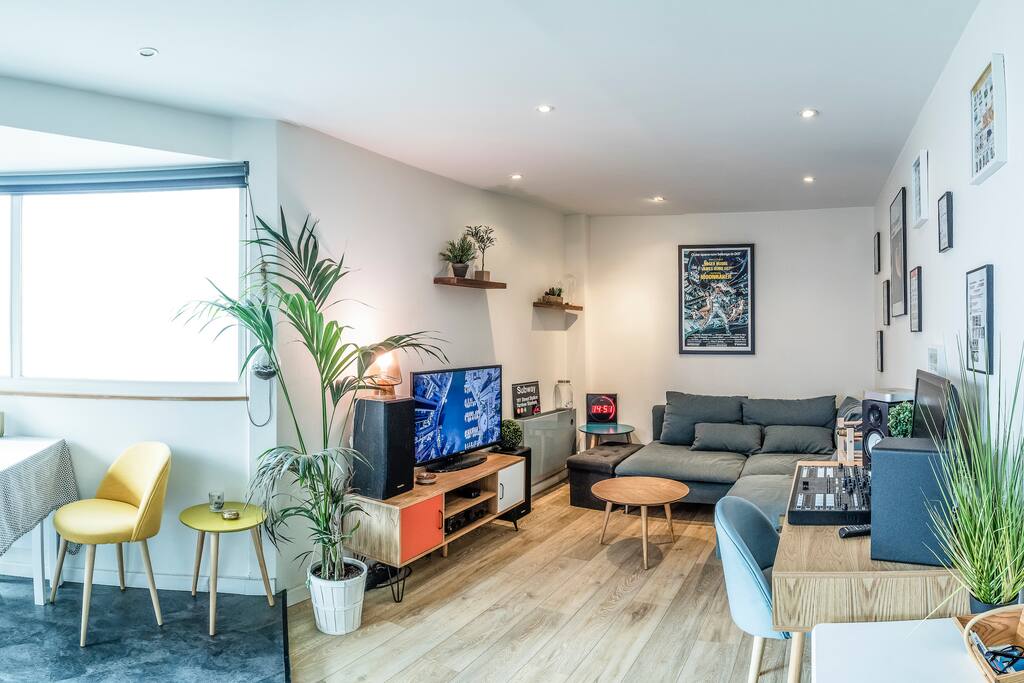 Le salon et le coin repas