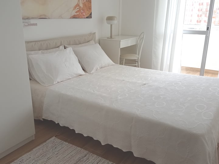 ห้องนอน 2 - มีเตียงคู่และระเบียง