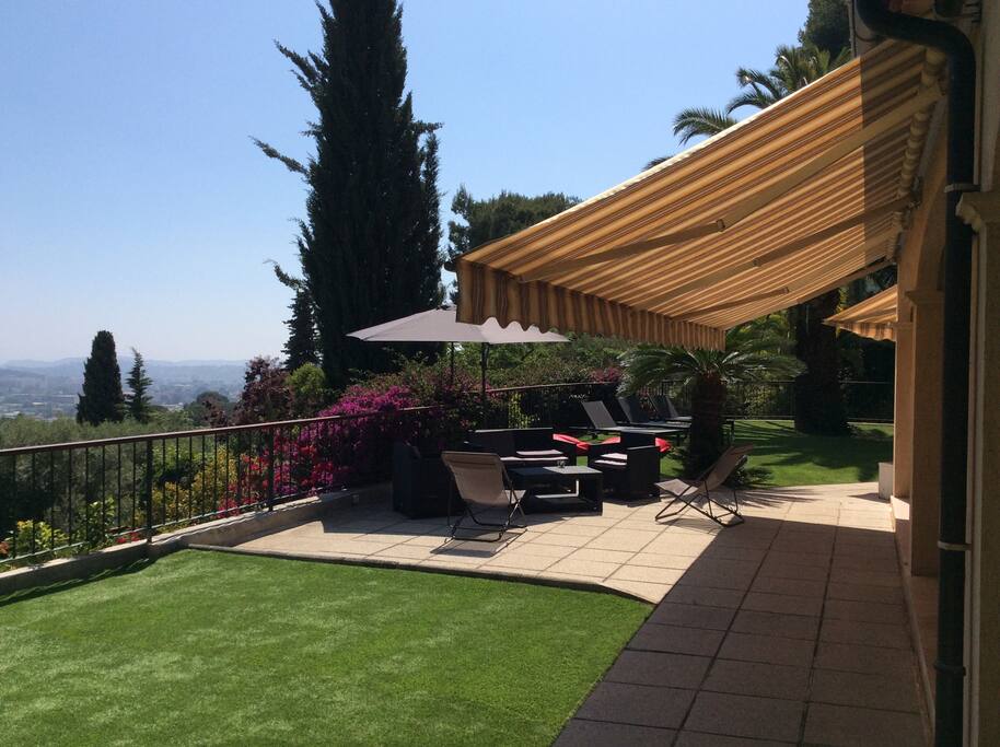 Une grande terrasse, avec son salon extérieur