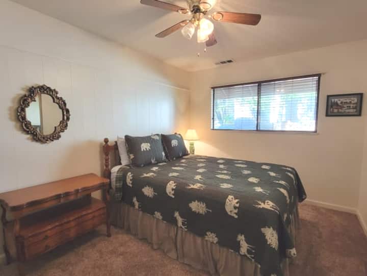 Segundo dormitorio en el piso inferior con una cama tamaño queen.