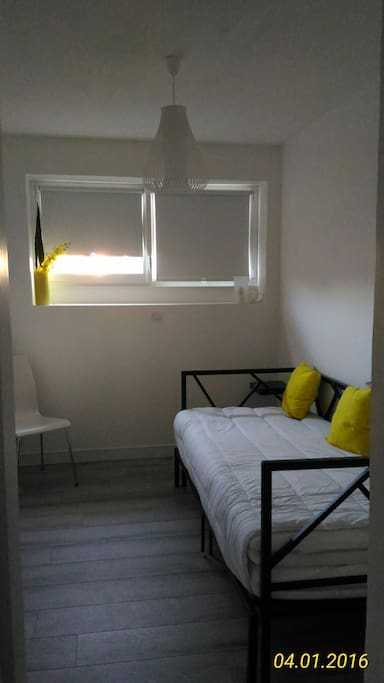 Chambre avec 2 lits 90X200 pouvant être assemblés.