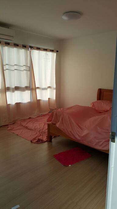มี 3 ห้องนอน (1ห้องนอน พร้อมเตียงนอน) อีก 2 ห้องนอน มีเบาะรองนอนและผ้าห่ม
