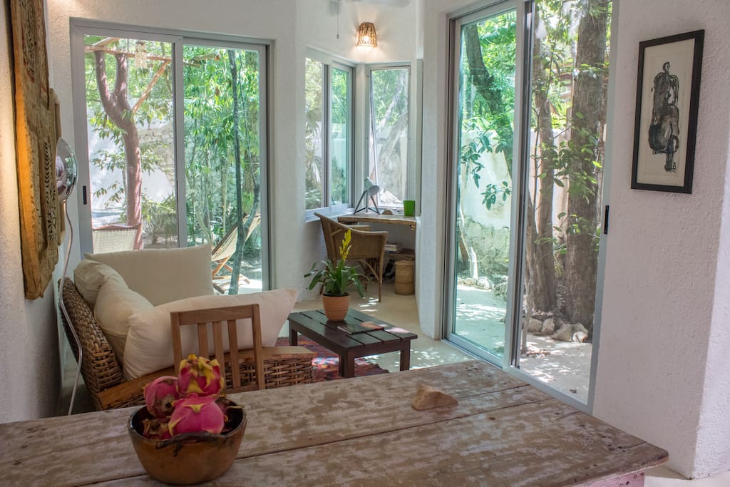 sala con vista a jardín privado