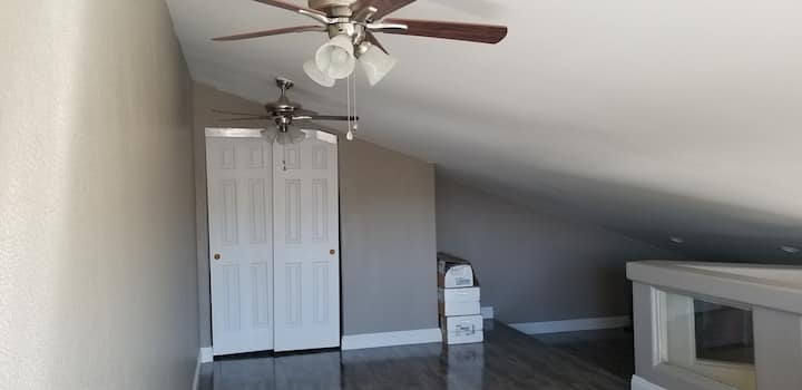 ห้องใต้หลังคาชั้นบนพร้อมตู้เสื้อผ้าและพื้นที่เก็บของ