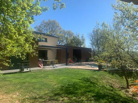 Quiet contemporary house with pool