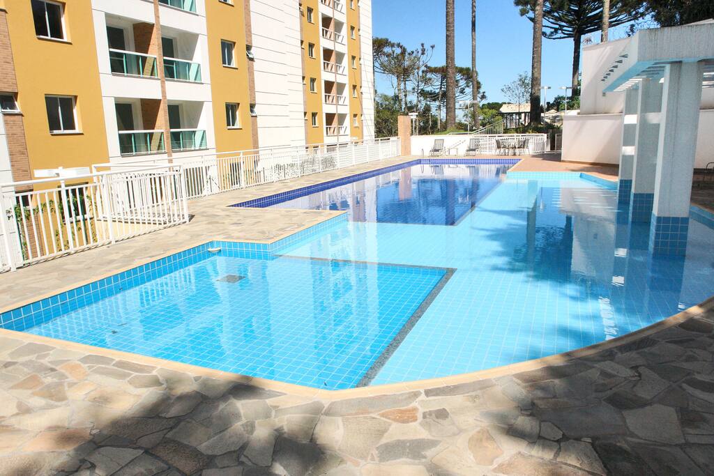 Parque aquático com piscinas para adultos e crianças.