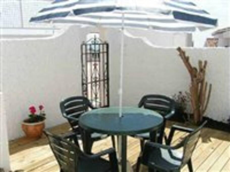 Newly tiled patio area with a gate out to the pool area!