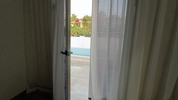 Соба 1 со поглед кон базен