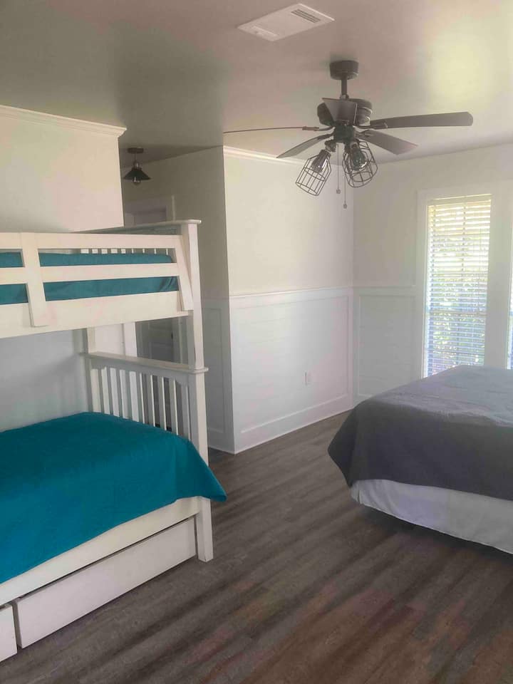 Chumba cha kulala cha 2 na malkia na vitanda vya ghorofa