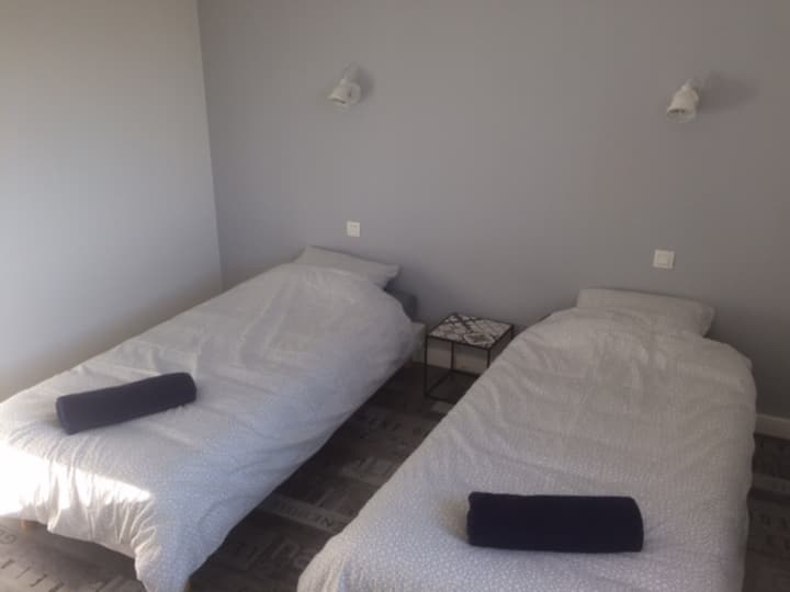 Dhoma 2 krevate tek ose mundësia për të vendosur një krevat prej 160 personash