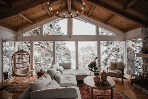 Charming Cabin Hideaway with Scenic Mountain View