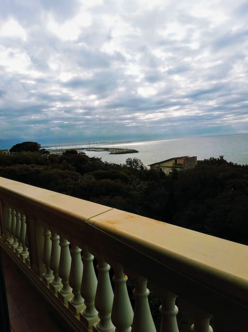 Il balcone e la vista su Cala de' Medici