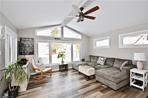 Successful Airbnb property: Georgian Bay Waterfront Cottage HotTub King Bed in Tay