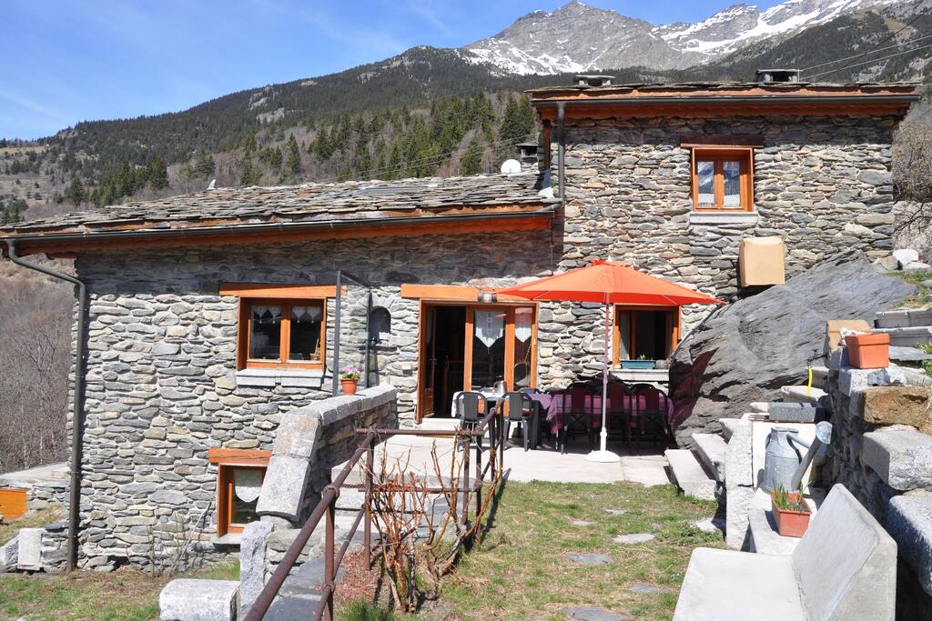 Situé à quelques centaines de mètres du parc national de la Vanoise et à moins de 9 kilomètres de la station d'Orelle Val Thorens
