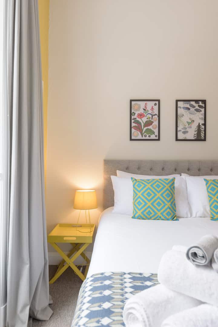 Тивка, стилска главна спална соба со многу простор за складирање, супер удобен брачен кревет, луксузна ејпска памучна постелнина и меки бели крпи