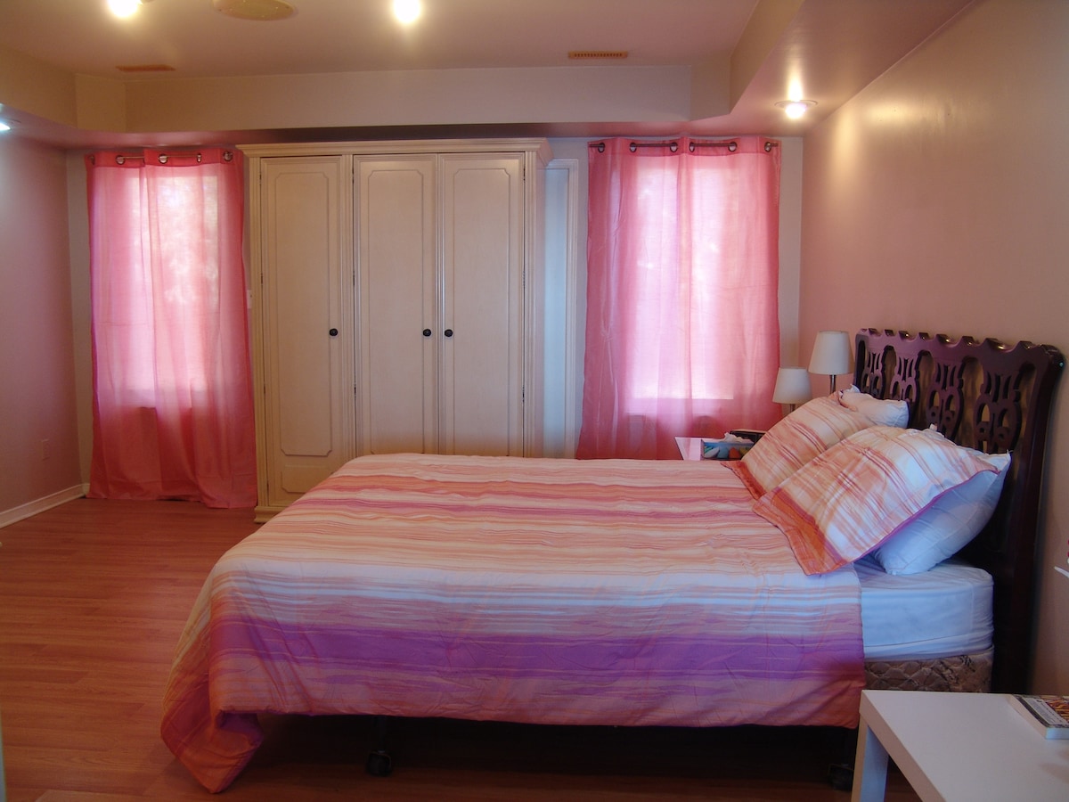 Dormitorio con cama tamaño queen