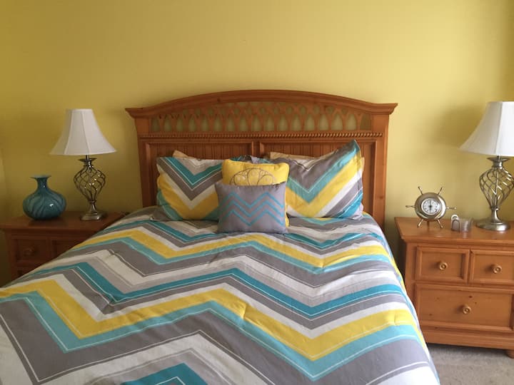 Спалня за гости с двойно легло, а стаята разполага и с телевизор.