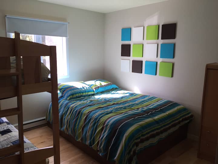 Spálňa - 1 veľká manželská posteľ, 2 poschodové postele