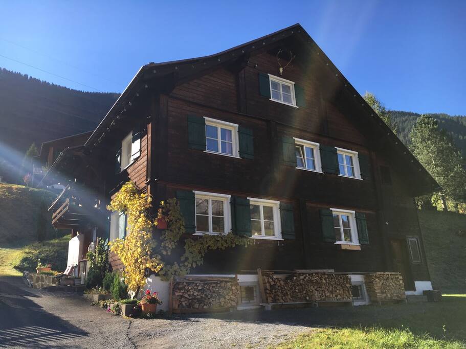 Vorderansicht im Herbst