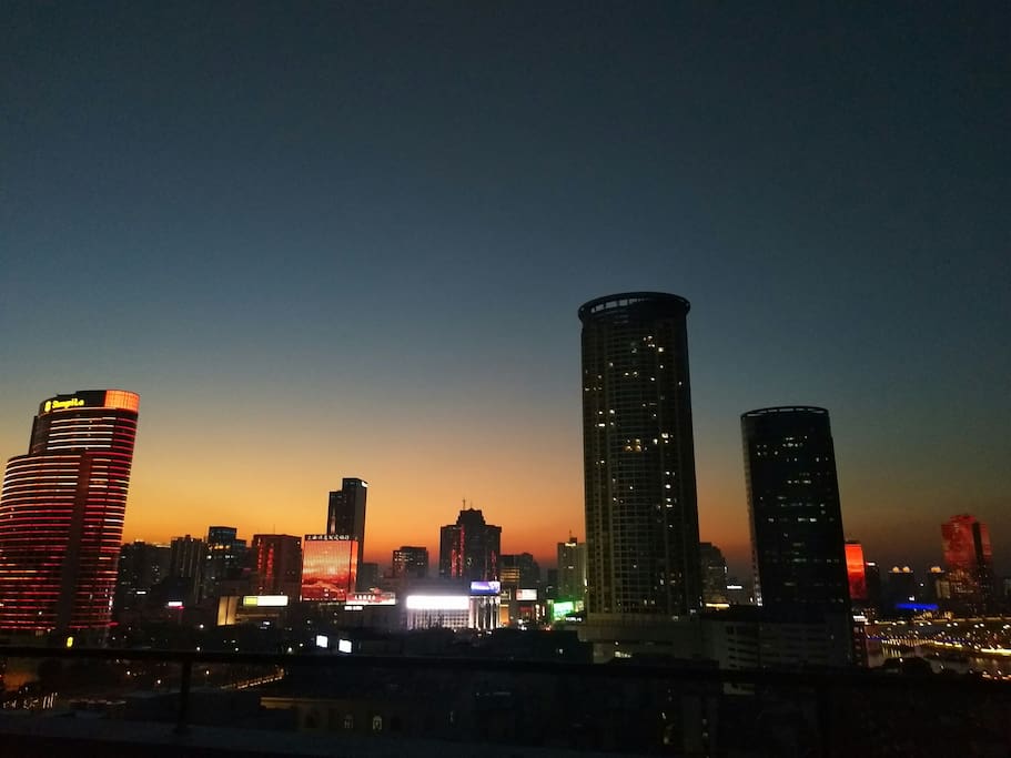 傍晚十分在阳台看到的夜景