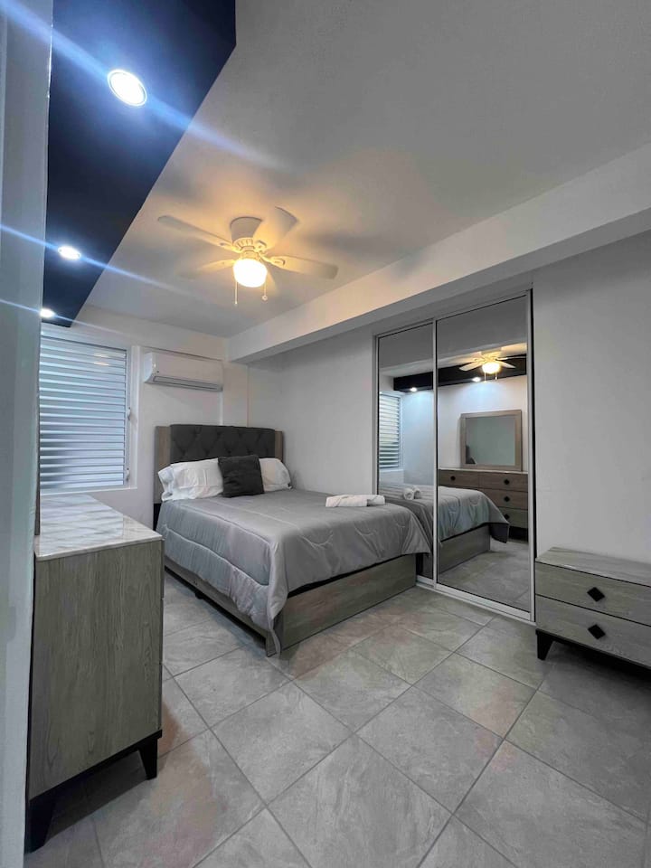 Camera 1 
piano 
Set di camere - Letto queen-size 
Aria condizionata 