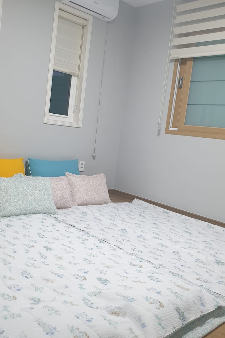 1楼房间~
日式床垫可供4人以上入住的房间~
嘿，但来到这里的房客就像一个地方，就像一个很晚的聚会场所？