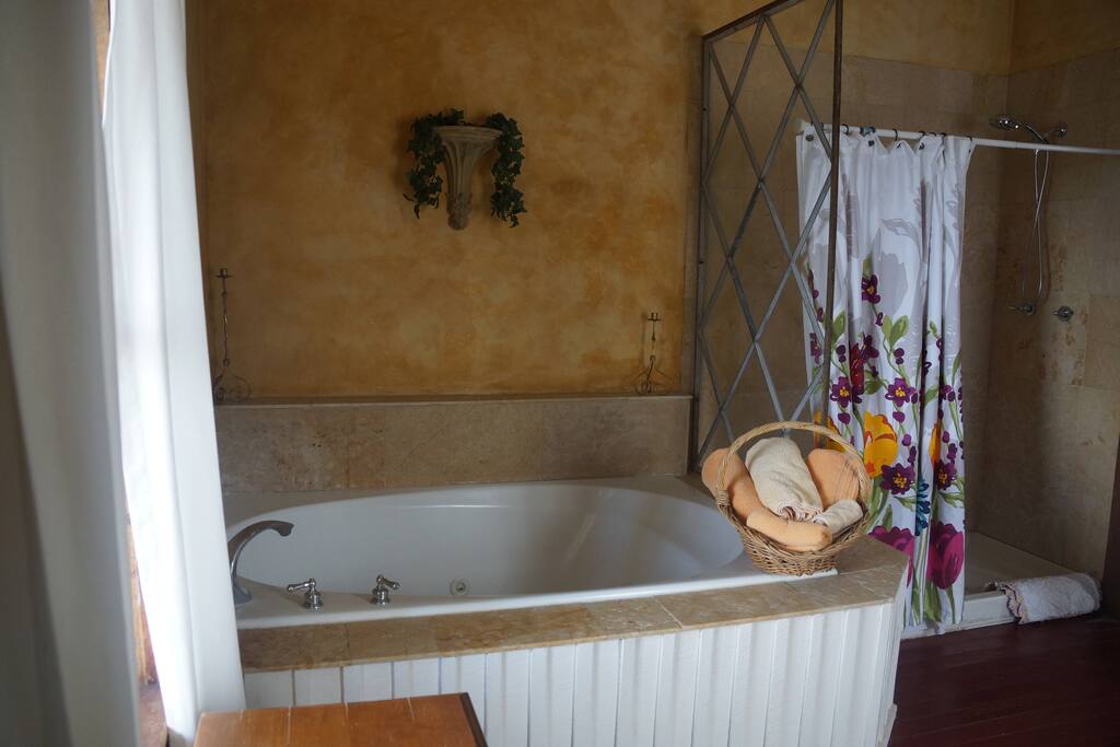 6 foot Jacuzzi Tub W/ Marble